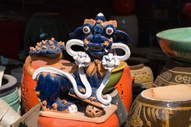 Ratchaburi, Tayland 'daki Tao Hong Tai Seramik Fabrikası' nın bahçesinde değişik şekillerde seramik ürünleri var.