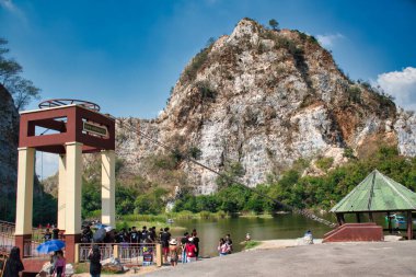 Ratchaburi, Tayland 12.22.2019: Khao Ngu Rock Parkı, Khao Ngu adı yılan tepeleri anlamına gelir. Yerel halk buranın yılanların yuvası olduğuna inanıyor ama bugünlerde turistler için turistik bir yer.
