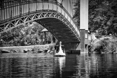Ratchaburi, Tayland 12.22.2019: Khao Ngu Rock Parkı, Khao Ngu adı yılan tepeleri anlamına gelir. Yerel halk buranın yılanların yuvası olduğuna inanıyor ama bugünlerde turistler için turistik bir yer.