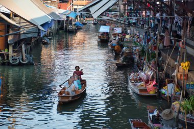 Damnoen Saduak, Tayland, 12.22.2019: Meyve, sebze, yiyecek ve küçük teknelerden satılan farklı ürünlerle ünlü Damnoen Saduak Yüzen Pazarı. Yakın zamana kadar, ticaretin ana şekli...
