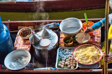 Damnoen Saduak, Tayland, 12.22.2019: Meyve, sebze, yiyecek ve küçük teknelerden satılan farklı ürünlerle ünlü Damnoen Saduak Yüzen Pazarı. Yakın zamana kadar, ticaretin ana şekli...