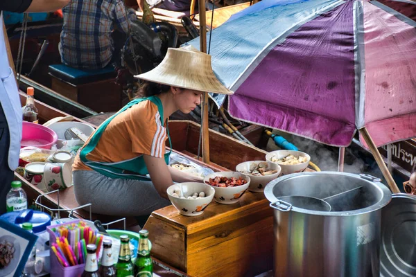 Damnoen Saduak Thailand 2019 小型ボートから販売されるさまざまなアイテムで有名なDamnoen Saduakフローティングマーケット 最近まで 貿易の主な形態 — ストック写真