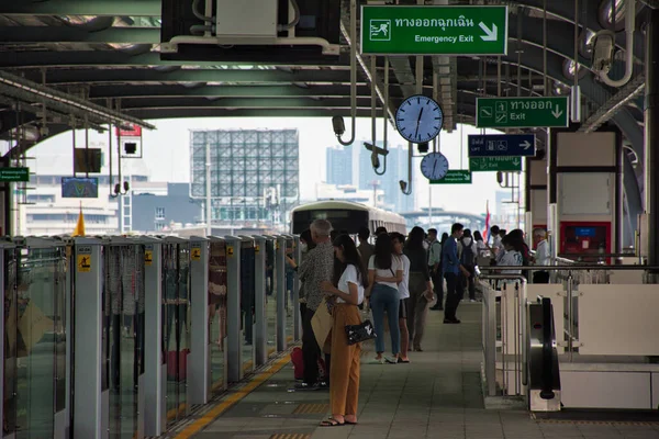 バンコク2020年4月11日 スクンビット線のラチャヨーンBts駅でスカイトレインを待っている人 — ストック写真