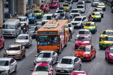 Bangkok, Tayland 04.12.2020: Rustik, eski, klasik turuncu toplu taşıma otobüsü ve gündüz trafiği