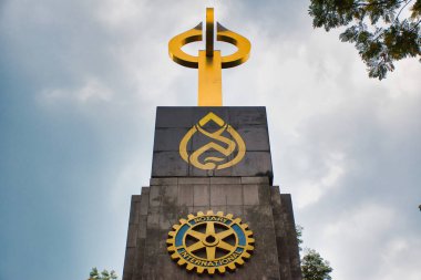 Bangkok, Tayland 08.04.2020: Prenses Ana Bahçeleri 'ndeki Rotary Anıtı' nda altın tabelalar, semboller ve Uluslararası Rotary logosu
