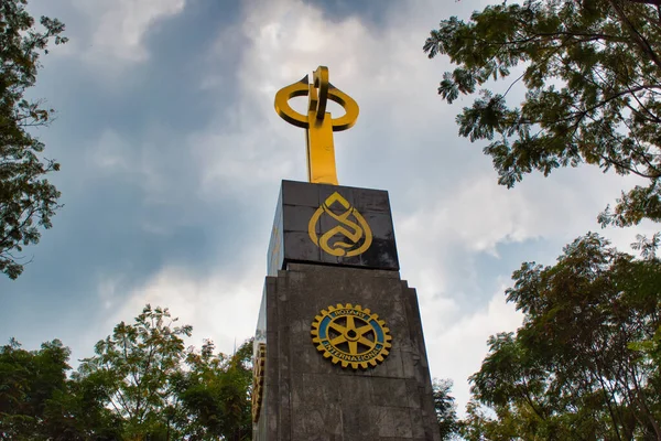 泰国曼谷08 2020 公主花园中带有金色标志 符号和国际扶轮标志的扶轮纪念碑 — 图库照片