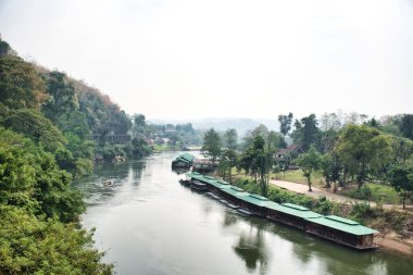 Kwai nehri manzaralı. Tayland 'ın Kanchanaburi bölgesindeki Ölüm Demiryolu' ndan alınan bir tren.
