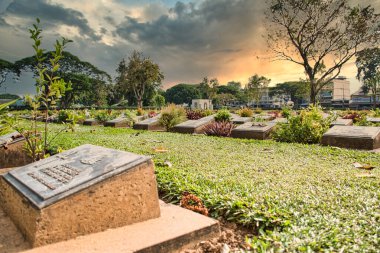 Kanchanaburi, Tayland 12.28.2019: Kanchanaburi Savaş Mezarlığı veya Don-Rak Savaş Mezarlığı, Burma Demiryolu inşaatı sırasında Japon esirleri için savaş esiri (POW) mezarlığıdır..