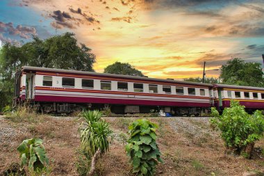 Kanchanaburi, Tayland 12.28.2019: Eski bir Tayland treniyle Kanchanaburi Eyaleti 'ne yapılan unutulmaz bir yolculuk