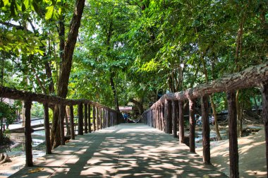 Tenasserim Hills, Sai Yok Bölgesi, Kanchanaburi Eyaleti, Tayland 12.28.2019: Sai Yok Noi Şelalesi yakınlarındaki Sai Yok Ulusal Parkı 'nın güzel manzarası