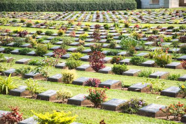 Kanchanaburi, Tayland 12.28.2019: Kanchanaburi Savaş Mezarlığı veya Don-Rak Savaş Mezarlığı, Burma Demiryolu inşaatı sırasında Japon esirleri için savaş esiri (POW) mezarlığıdır..