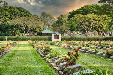 Kanchanaburi, Tayland 12.28.2019: Kanchanaburi Savaş Mezarlığı veya Don-Rak Savaş Mezarlığı, Burma Demiryolu inşaatı sırasında Japon esirleri için savaş esiri (POW) mezarlığıdır..