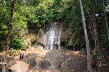 Tenasserim Hills, Sai Yok Bölgesi, Kanchanaburi Eyaleti, Tayland 12.28.2019: Taylandlı çocuklar ve ebeveynleri sonbaharın ferahlatıcı sularının keyfini çıkarıyor ve dinleniyorlar