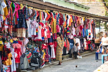 Tenasserim Hills, Sai Yok Bölgesi, Kanchanaburi Eyaleti, Tayland 12.28.2019: Tayland halkı güzel, çarpıcı ve renkli yerel giysi ve aksesuarlar satıyor