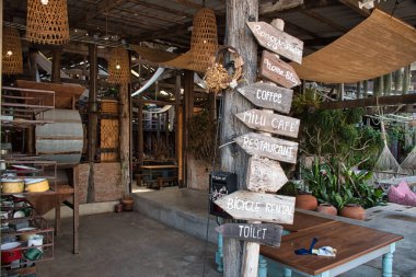 Ko Kret, Tayland 01.04.2020: Rongsi Stüdyo Kafe Restoranı 'nın içi ve dışı ve Ko Kret Adası' ndaki Homestay