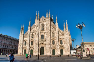 Milan, İtalya 8 Mayıs 2020: İtalya 'nın koronavirüs kısıtlamalarını kaldırmasının ardından muhteşem Duomo di Milano ya da Milan Katedrali' nin önünde altın güneş ışığı yansıyor