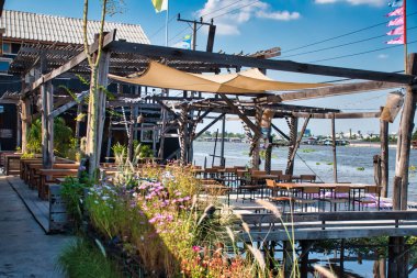 Ko Kret, Tayland 01.04.2020: Rongsi Stüdyo Kafe Restoranı 'nın içi ve dışı ve Ko Kret Adası' ndaki Homestay