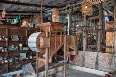 Ko Kret, Tayland 01.04.2020: Rongsi Stüdyo Kafe Restoranı 'nın içi ve dışı ve Ko Kret Adası' ndaki Homestay