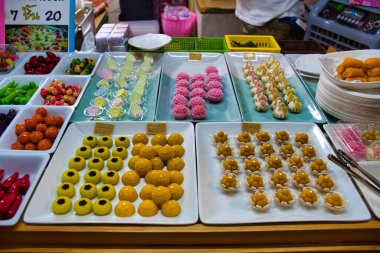 Ko Kret, Tayland 01.04.2020: Mini Tayland meyveleri, mango, biber, mangosen gibi sebze şeklinde geleneksel Tayland tatlıları. Taylandlı adı Luk Chub, haşlanmış mung fasulyesinden yapılır.