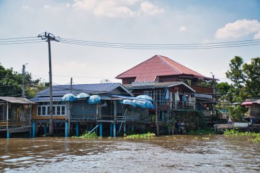 Bangkok, Tayland 01.04.2020: Chao Phraya nehir kıyısında geleneksel mimari, tabela ve sembollere sahip Tayland evleri