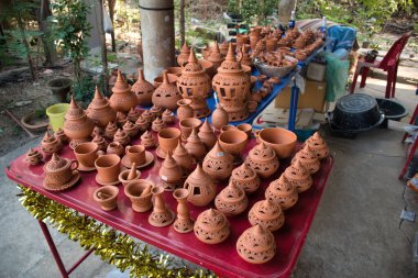 Koh Kret, Tayland 01.04.2020: Koh Kret Çömlek Köyü 'nde yerli halkın sıfırdan yarattığı el yapımı güzel bir çömlek ürünü.