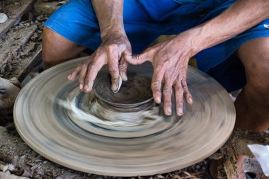 Koh Kret, Tayland 01.04.2020: Koh Kret Pottery Village, yerliler çanak çömleklerini sıfırdan yapıyorlar. Direksiyondaki malları şekillendirerek başlarlar, sonra da her seferinde bir vuruşta dikkatlice oyarlar.