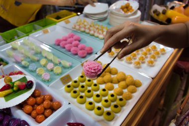 Ko Kret, Tayland 01.04.2020: Mini Tayland meyveleri, mango, biber, mangosen gibi sebze şeklinde geleneksel Tayland tatlıları. Taylandlı adı Luk Chub, haşlanmış mung fasulyesinden yapılır.