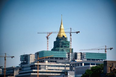 Bangkok, Tayland 01.04.2020: Chao Phraya Nehri kıyısında inşa edilen Tayland Yeni Parlamento Kompleksi