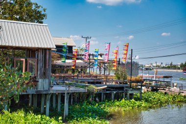 Ko Kret, Tayland 01.04.2020: Rongsi Stüdyo Kafe Restoranı 'nın içi ve dışı ve Ko Kret Adası' ndaki Homestay