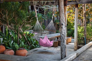 Ko Kret, Tayland 01.04.2020: Rongsi Stüdyo Kafe Restoranı 'nın içi ve dışı ve Ko Kret Adası' ndaki Homestay