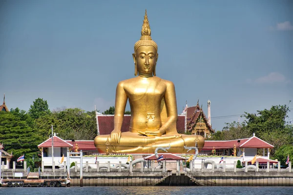 Buda Dorado Gigante Actitud Maravijaya Una Actitud Buda Arte Tailandés —  Fotos de Stock