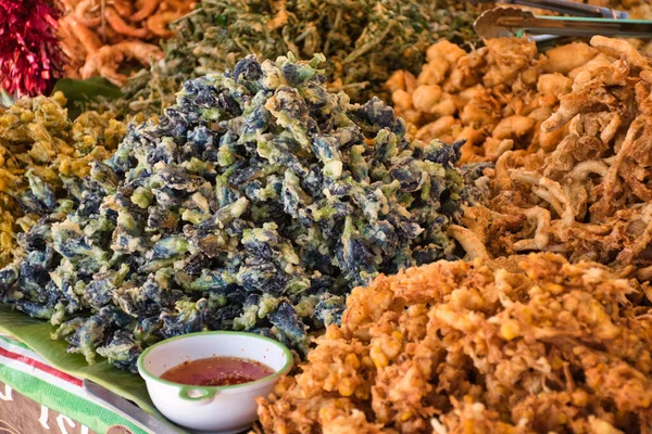Thaise Gefrituurde Kleurrijke Ixora Bloemen Voedsel Een Straat Markt Buurt — Stockfoto