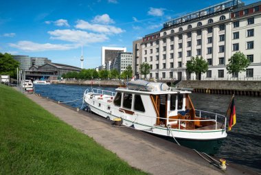 spree Nehri teknede Berlin friedrichstrasse istasyonu tarafından