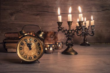 Çalışma odasındaki ahşap masada 5 ile 12 arasında bir çalar saat var. Mutlu yıllar 2017! Bu resim tonlandırılmış.