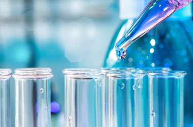 şeffaf damla ile cam test tüpleri üzerinde pipet 