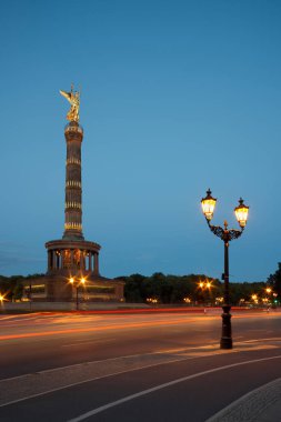 Akşamları, kopya alanı siegessaule (berlin Zafer Anıtı)