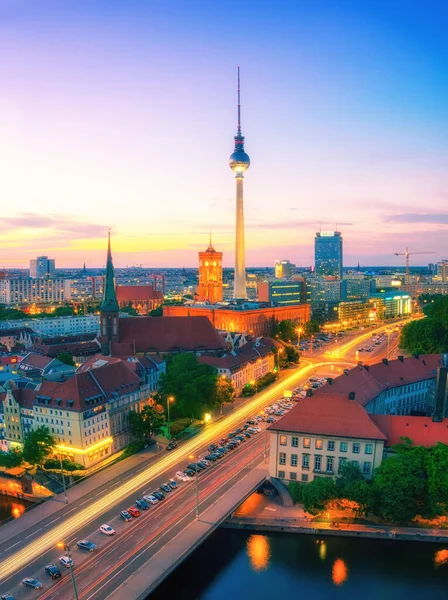 Skyline Berlín Alemania Con Tower Ayuntamiento Berlín Una Calle Concurrida — Foto de Stock