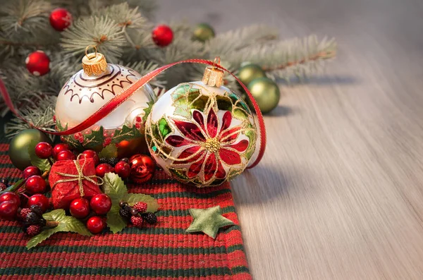 Χριστουγεννιάτικη Σύνθεση Κόκκινο Και Πράσινο Στο Ξύλινο Τραπέζι Χώρος Για — Φωτογραφία Αρχείου