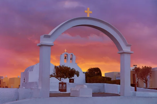 希腊圣托里尼岛欧亚村的拱门 教堂和钟楼 日出时天空壮观 — 图库照片