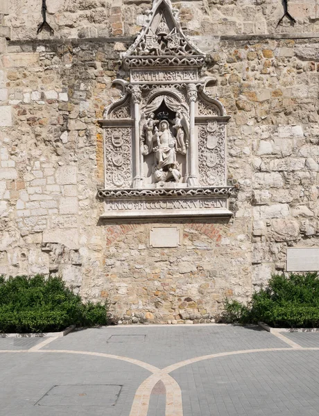 Historical wall decoration in low relief on Buda Castle grounds, Budapest, Hungary — Stock Image Historical Wall Decoration Low Relief Buda Castle Grounds Budapest Hungary Stock Photo