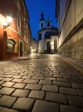 Eski Prag'da gece, tarihi evleri ve Kilise St Salvator ile eski sokak