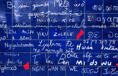 Paris, Fransa - 16 Mayıs 2017: Paris 'te Aşk Duvarı birçok dilde yazılmış' Seni seviyorum '.