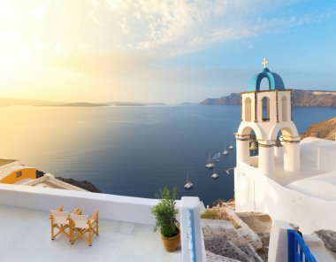 Geleneksel kiklodik çan kulesiyle Oia 'daki kilise, Santorini, Yunanistan. Panoramik resim.