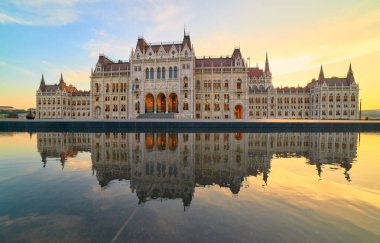 Budapeşte 'deki parlamento binası günbatımında çeşmeye yansıyor