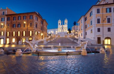 İspanyol Merdivenleri ve Trinita dei Monti Kilisesi, Roma, İtalya 'daki Piazza di Spagna' dan akşam manzarası