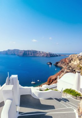 Yunanistan 'ın Santorini adasındaki Oia köyünde uzanan uzun merdivenler..