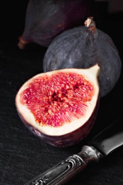 Taze incir üzerine yakın plan koyu kayalık taş, yan görüş