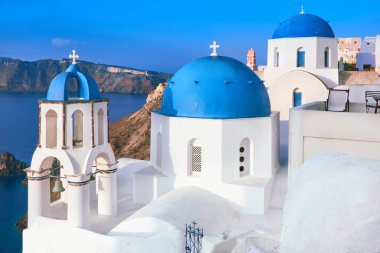 Yunanistan 'ın Santorini adasındaki Oia köyünde mavi kubbeli yerel kilise