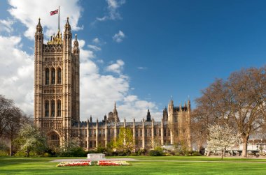 parlak bir bahar gününde Londra'da parlament evi