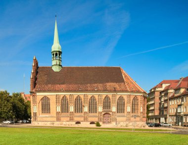 Polonya 'nın Stettin kentindeki Aziz Peter ve Paul Kilisesi, yazın aydınlık bir günde.